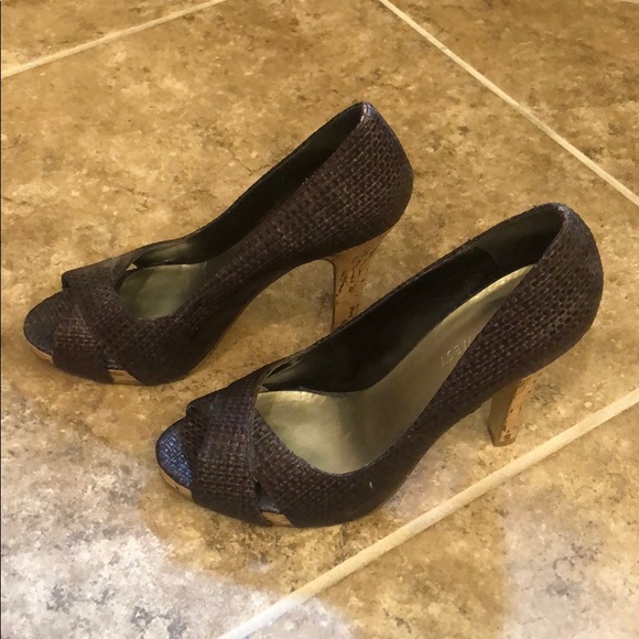 Dark purple peep toe pump - Picture 2 of 4